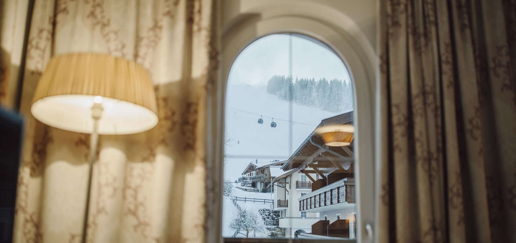 Blick vom Zimmer im Hotel Lisa auf den verschneiten Wintersportort Flachau, Salzburger Land