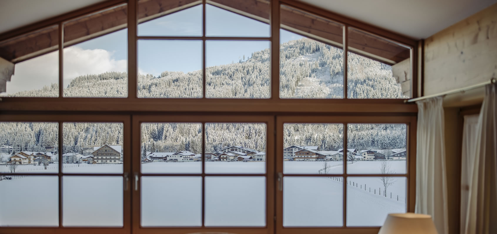 Blick vom Zimmer im Hotel Lisa auf den verschneiten Wintersportort Flachau, Salzburger Land